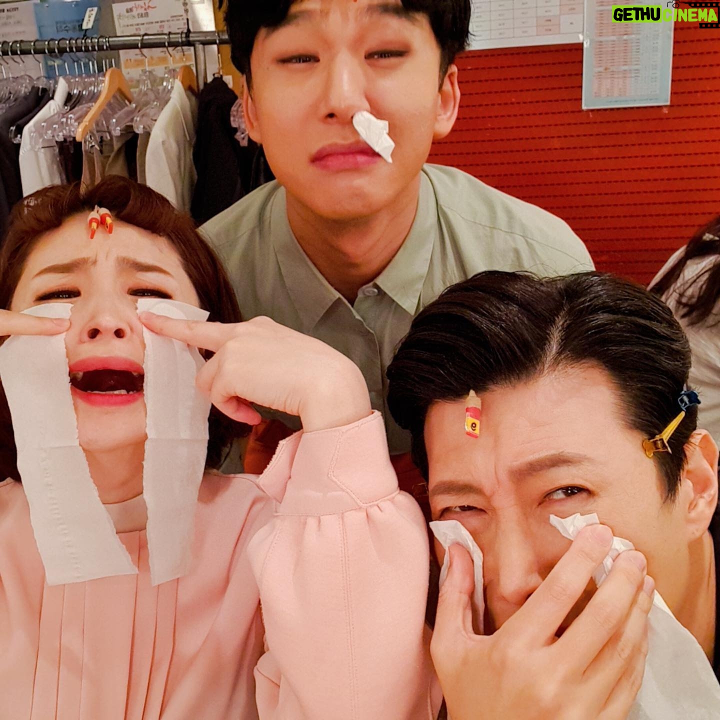 Jeon Mi-do - 110.7K Likes - .
.
사랑스러운 우리팀 배우들.
문을 열어줘서 고마웠어^^