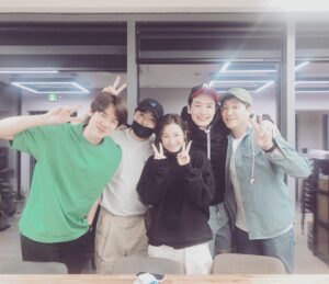 Jeon Mi-do Instagram - .
.
합주 끝나고
다같이 보니 더 재밌는건 기분탓인가^^
#슬기로운의사생활
#99즈
#본방사수