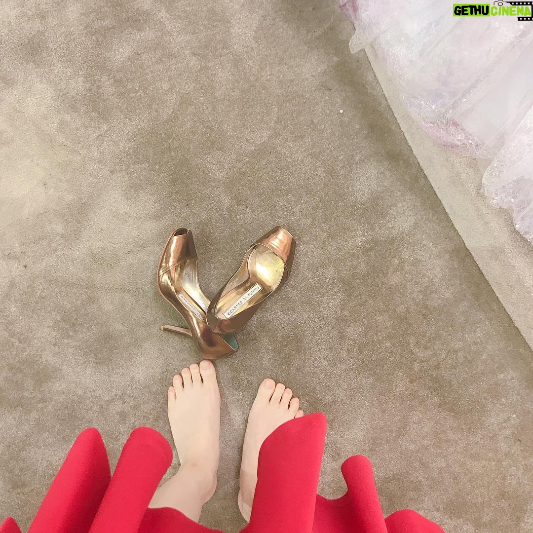 Jeon Mi-do Instagram - . 신인상후보에 올라 시상식에 간다니까 혁원이가 사준 구두. 그날 이후 두번째 신었는데. 역시 난 뾰족구두는 힘들다. 그래도 요건 못버리겠네. 새삼 고맙다. #러브스코어대박나라!!