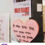 Jeon Mi-do Instagram - . . . 예전에 기정언니 인스타에서 보고 저 글귀를 기억해두려고 캡쳐해둔 사진. ' 내게 빛나는 모든것 ' 이 공연이 정말 저 글귀에 부합하는 공연이 아닐까 싶다. 나는 '나' 라는 사람을 들여다 보게 만드는 공연을 좋아한다. 그런 의미로 이번 겨울 다시 올라온 이 공연이 반갑지 않을 수 없다. 얼른 보러 가야겠다. #내게빛나는모든것 #홍익대대학로아트센터 #22_01_02까지!