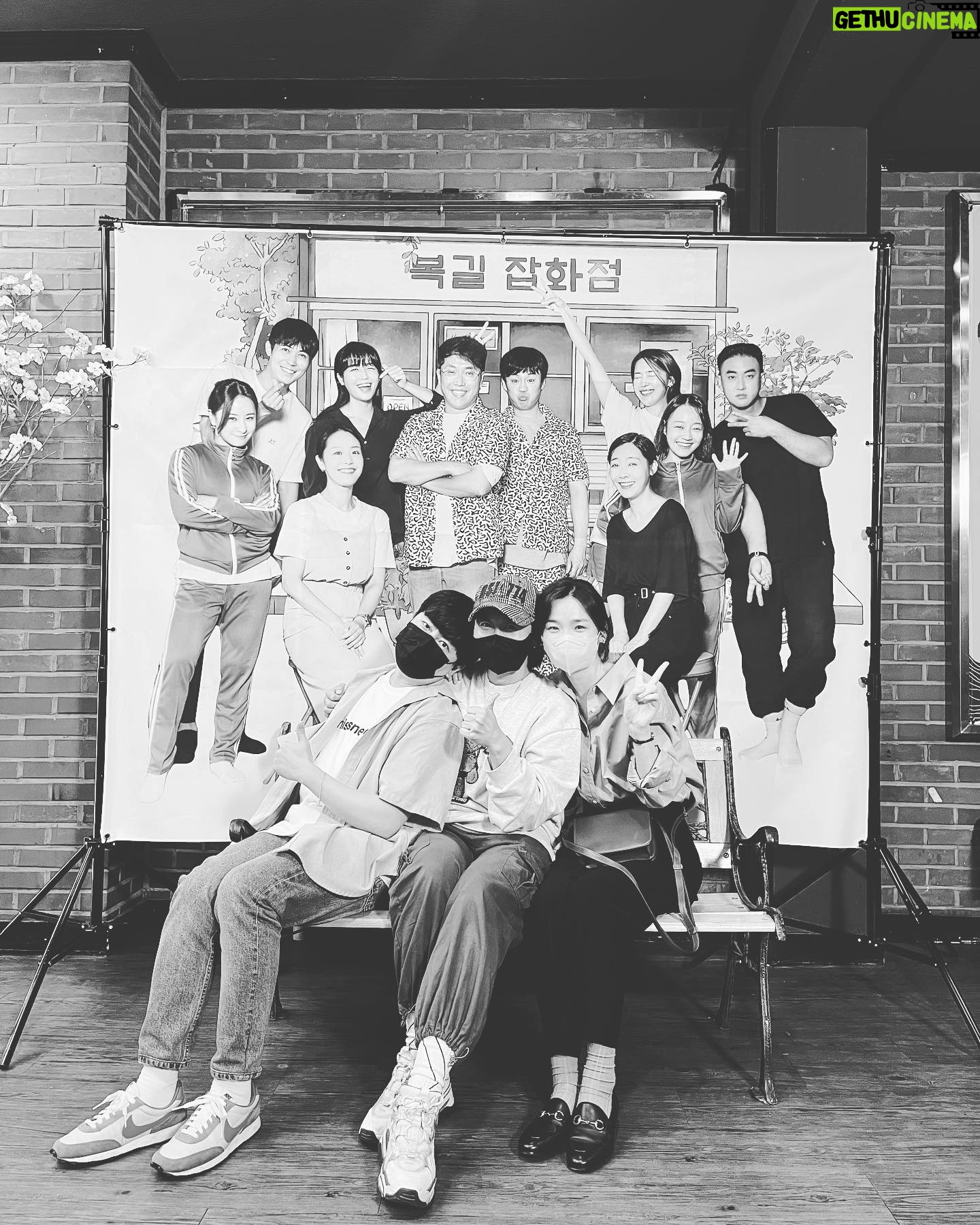 Jeon Mi-do - 58.7K Likes - .
.
.
극장은 참 신기하다.
좌석번호가 정해져서 내 자리를 찾아가는것도 재미있지만 자유석여서 어디가 좋을까 스스로에게 자리를 배정하는 즐거움도 크다.
자유석 극장은 대게 팔걸이가 없다. 사실 좌석이랄것도 없이 긴 바 같은 의자에 대여섯명 정도 앉을 수 있는 공유 의자이다.
팔걸이도 없이 낯선 사람과 다닥다닥 붙어 앉아서 보는 것이 불편할것 같지만 오히려 반대다. 함께 같은줄에 앉는순간 알수없는 유대감으로 연결된다.
난 되려 자유석 극장에서 공연을 볼때 말 그대로 자유함을 느끼기도 한다.
얼마만에 자지러지며 함께 웃었는지 모르겠다. 함께 박수를 치고, 함께 환호성을 지르고, 함께 같은 감정을 암묵적으로 공유하고 있구나 하고 느낀게 정말 얼마만인지..
공연을 보고 집에 그냥 돌아갈수 없어 일행과 들어갈만한 술집을 찾으려 이집저집 기웃댄것도 참 오랜만이었다.
나에게,
나무와 물 극장은 '줄리에게 박수를'
연우소극장은 '우리읍내'
대학로극장은 '우동 한그릇'
여행자 극장은 ' 응 잘가'
공유 소극장은 ' 푸어보이'
한성아트홀은 '사랑은 비를 타고' 로 기억되는 소극장이다.
오늘 공연으로 한성아트홀은
'복길잡화점' 으로 기억될 것 같다.ㅎㅎ
#복길잡화점#한성아트홀