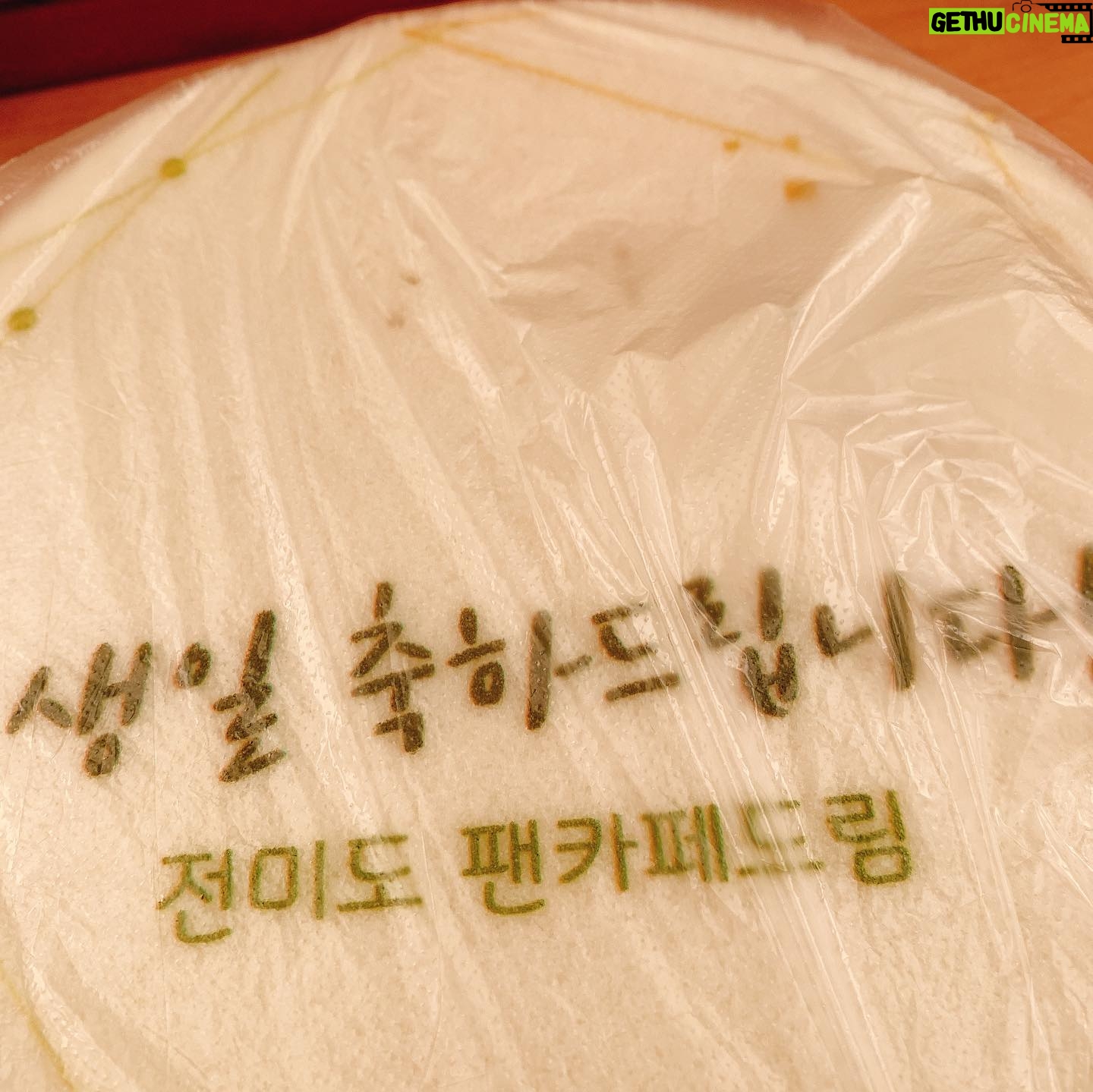Jeon Mi-do - 105.3K Likes - .
.
2020년 8월 4일.
덕분에 너무나 감사한 생일을 보냈습니다.
무대에서 박수도 두배로 받았네요^^
진심으로 감사합니다!
.
.
Thank you for remembering my birthday !
I am so happy today because of you guys.
#여러분덕분에