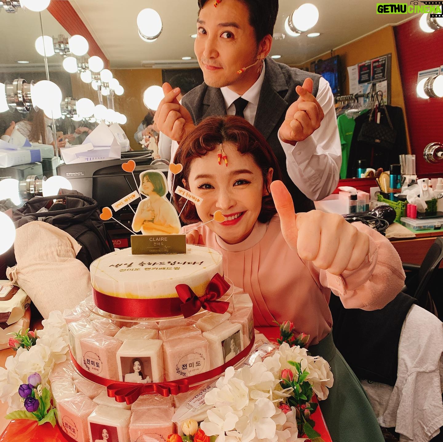 Jeon Mi-do - 105.3K Likes - .
.
2020년 8월 4일.
덕분에 너무나 감사한 생일을 보냈습니다.
무대에서 박수도 두배로 받았네요^^
진심으로 감사합니다!
.
.
Thank you for remembering my birthday !
I am so happy today because of you guys.
#여러분덕분에