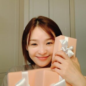 Jeon Mi-do Instagram - .
.
2020년 8월 4일.
덕분에 너무나 감사한 생일을 보냈습니다.
무대에서 박수도 두배로 받았네요^^
진심으로 감사합니다!
.
.

Thank you for remembering my birthday !
I am so happy today because of you guys.

#여러분덕분에