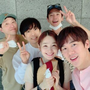 Jeon Mi-do Instagram - .
.
.

오랜만에 봤다고 왜 뭉클해?
대학로서 같이 있으니 참 신기했어.
같이 공연하나 할까? 
응? 경호야? ㅎㅎㅎㅎ