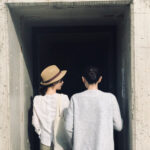 Jeon Mi-do Instagram - . 15년전 인선이가 된장찌개 끓일때 자다가 늦게 나온 너의 모습이 나는 아직도 생생하다. 뉴욕에서 만날때도 자다가 늦고, 우리 엄마 칠순때도 자다가 늦었지만.. 오늘만큼은 제 시간에 와주어 얼마나 고맙던지. 잠을자며 보낸 시간들이 보상이라도 하듯 오늘 너의 피부는 유난히 맑았단다. 왜 눈물이 나려고 하다가도 웃긴걸까ㅋㅋ 늘 웃게해줘서 고맙고 사랑해ㅎㅎ #너의결혼식#6월10일#너의전생은#숲속의잠자는미녀