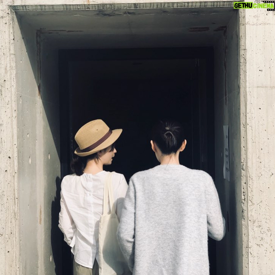 Jeon Mi-do Instagram - . 15년전 인선이가 된장찌개 끓일때 자다가 늦게 나온 너의 모습이 나는 아직도 생생하다. 뉴욕에서 만날때도 자다가 늦고, 우리 엄마 칠순때도 자다가 늦었지만.. 오늘만큼은 제 시간에 와주어 얼마나 고맙던지. 잠을자며 보낸 시간들이 보상이라도 하듯 오늘 너의 피부는 유난히 맑았단다. 왜 눈물이 나려고 하다가도 웃긴걸까ㅋㅋ 늘 웃게해줘서 고맙고 사랑해ㅎㅎ #너의결혼식#6월10일#너의전생은#숲속의잠자는미녀
