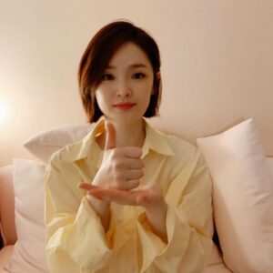 Jeon Mi-do Instagram - .
안녕하세요
배우 전미도 입니다.
정경호 배우의 도움으로 #덕분에챌린지에 참여하게 되었습니다.

지금도 여전히 코로나19를 위해 애써주시는 의료진 여러분께 존경과 감사의 마음을 전합니다!

진심으로 #감사합니다.
의료진 여러분 #덕분입니다.

#덕분에 챌린지를 이어주실 분은
신현빈 배우(@hyunbeenshin) 
김성철 배우 (@sungcheol2 ) 입니다.
흔쾌히 동참해주신 두분께도 감사드립니다!