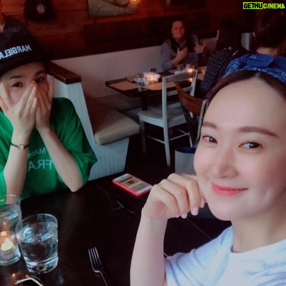 Jeon Mi-do Instagram - . 15년전 인선이가 된장찌개 끓일때 자다가 늦게 나온 너의 모습이 나는 아직도 생생하다. 뉴욕에서 만날때도 자다가 늦고, 우리 엄마 칠순때도 자다가 늦었지만.. 오늘만큼은 제 시간에 와주어 얼마나 고맙던지. 잠을자며 보낸 시간들이 보상이라도 하듯 오늘 너의 피부는 유난히 맑았단다. 왜 눈물이 나려고 하다가도 웃긴걸까ㅋㅋ 늘 웃게해줘서 고맙고 사랑해ㅎㅎ #너의결혼식#6월10일#너의전생은#숲속의잠자는미녀