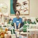 Jeon Mi-do Instagram - . . . 별다를것 없는, 어제와 같은 오늘인데 덕분에 남다른 하루가 되었습니다. 요즘 쉬는동안 나태해지지 않으려 나름 계획을 세워가며 시간을 쪼개어 쓰고 있습니다. 그러면서 내게 주어진 시간이 얼마나 소중하고 감사한지를 새삼스레 깨닫고 있습니다. 여러분들에게도 그 귀한 시간을 써서 저를 축하해주시고 응원해주셔서 너무나 감사합니다. 포장지를 싸면서 편지를 쓰면서 선물을 부치느라 쓰신 마음과 시간에 사랑을 담아 감사를 드립니다!