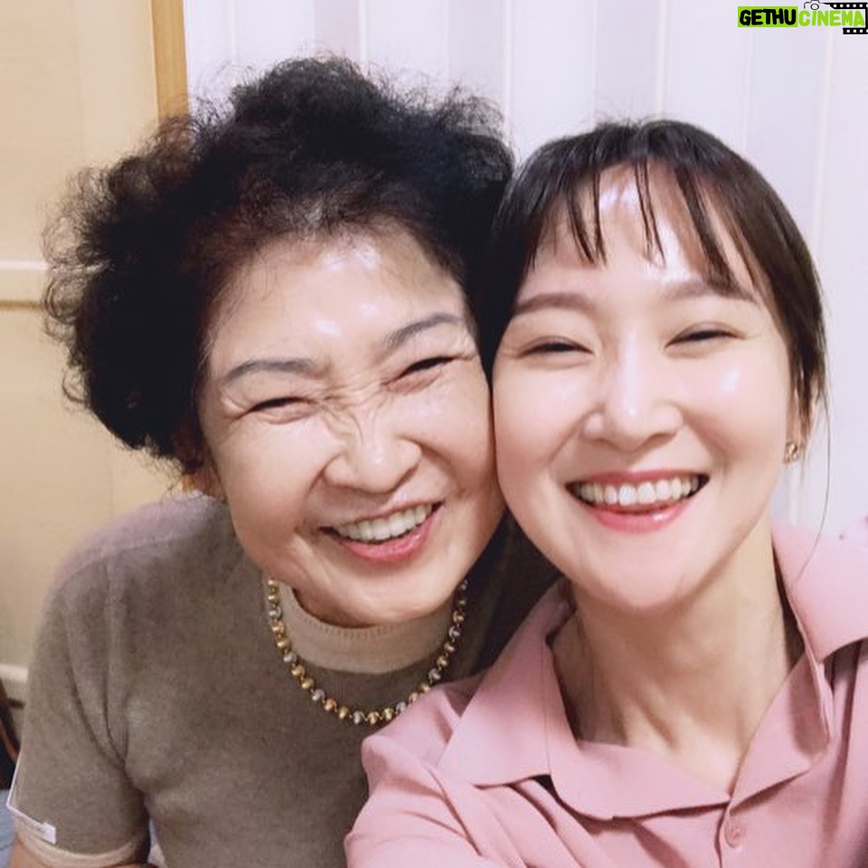 Jeon Mi-do Instagram - . 15년전 인선이가 된장찌개 끓일때 자다가 늦게 나온 너의 모습이 나는 아직도 생생하다. 뉴욕에서 만날때도 자다가 늦고, 우리 엄마 칠순때도 자다가 늦었지만.. 오늘만큼은 제 시간에 와주어 얼마나 고맙던지. 잠을자며 보낸 시간들이 보상이라도 하듯 오늘 너의 피부는 유난히 맑았단다. 왜 눈물이 나려고 하다가도 웃긴걸까ㅋㅋ 늘 웃게해줘서 고맙고 사랑해ㅎㅎ #너의결혼식#6월10일#너의전생은#숲속의잠자는미녀