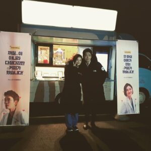 Jeon Mi-do Instagram - .
.
.
날 좋은날!
99동기 다 모인날!
기가 막힌 타이밍에 
커피차 보내 준 
호이 고마워!!!
.
.
이름모를 팬분께도 감사드려요!
촬영장의 배우,스텝분들 모두
감사히 잘 마셨습니다^^