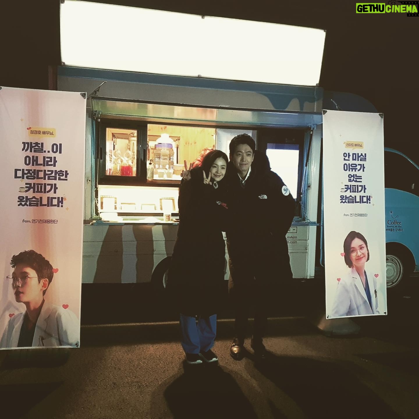 Jeon Mi-do - 94.5K Likes - .
.
.
날 좋은날!
99동기 다 모인날!
기가 막힌 타이밍에
커피차 보내 준
호이 고마워!!!
.
.
이름모를 팬분께도 감사드려요!
촬영장의 배우,스텝분들 모두
감사히 잘 마셨습니다^^