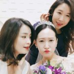 Jeon Mi-do Instagram – .
15년전 인선이가 된장찌개 끓일때 자다가 늦게 나온 너의 모습이 나는 아직도 생생하다.
뉴욕에서 만날때도 자다가 늦고, 우리 엄마 칠순때도 자다가 늦었지만.. 오늘만큼은 제 시간에 와주어 얼마나 고맙던지. 잠을자며 보낸 시간들이 보상이라도 하듯 오늘 너의 피부는 유난히 맑았단다.
왜 눈물이 나려고 하다가도 웃긴걸까ㅋㅋ
늘 웃게해줘서 고맙고 사랑해ㅎㅎ
#너의결혼식#6월10일#너의전생은#숲속의잠자는미녀