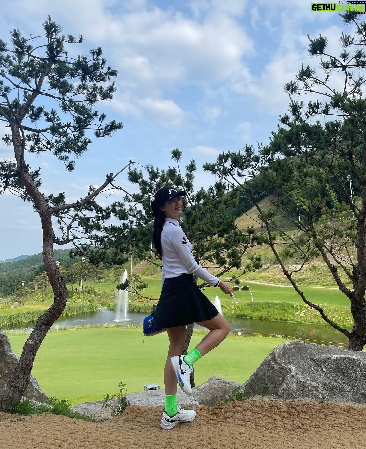 Jeon So-min Instagram - 이래 봬도 못 쳐도 너무 못쳐요 ⛳️🥲😅