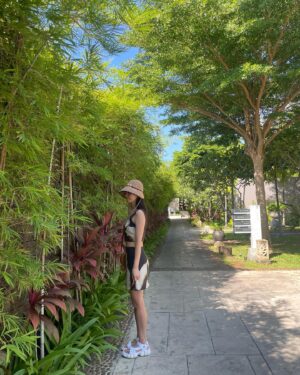 Jeon So-min Instagram - 💚🖤🌴👒