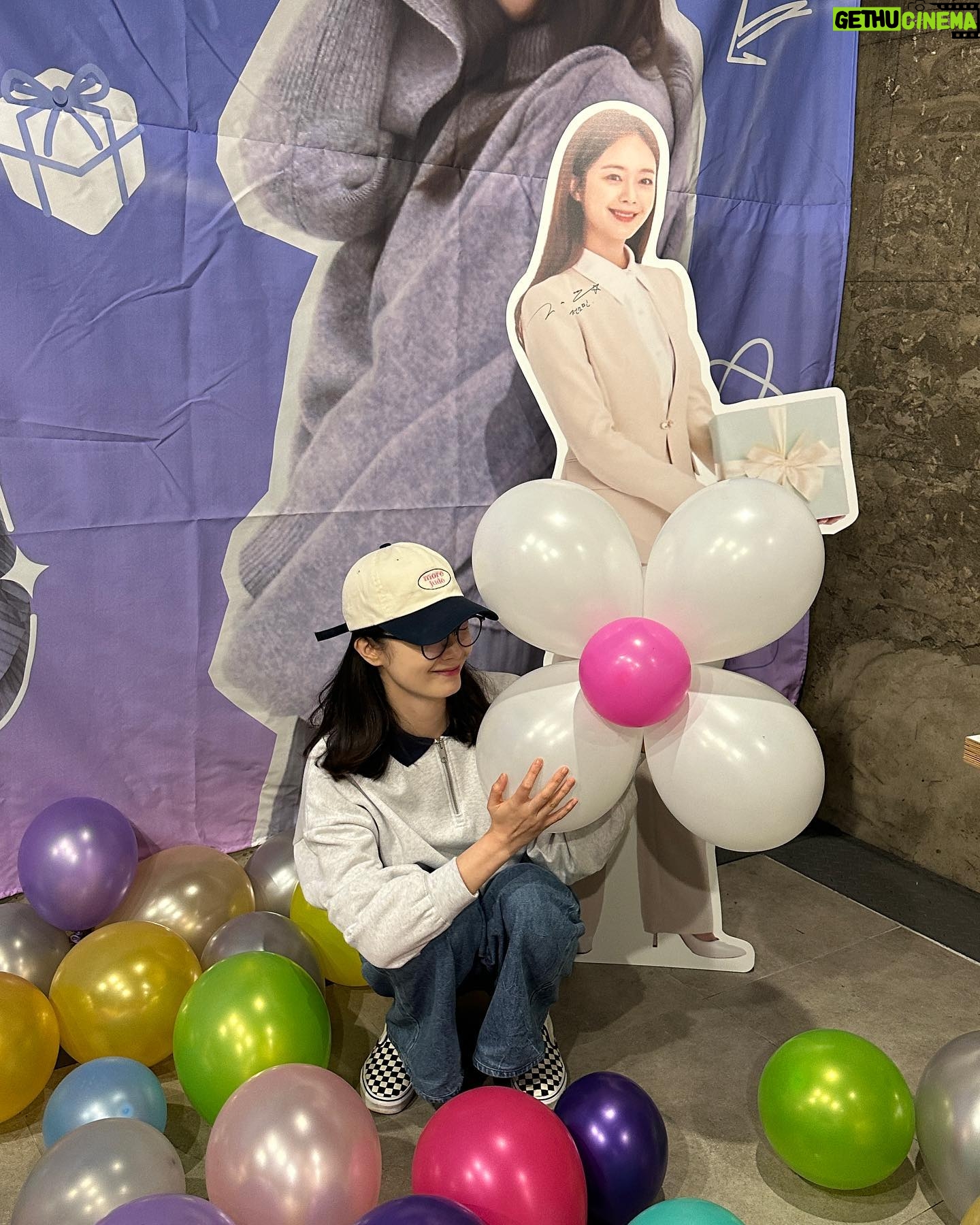 Jeon So-min Instagram - 생일카페 다녀왔어요!!🌸다급하게 적고 온, 저의 작은 흔적들을 찾아보세요🌼 이 감사한 사랑을 먹고 힘을 내어 저는 또 살아가요🫶💕