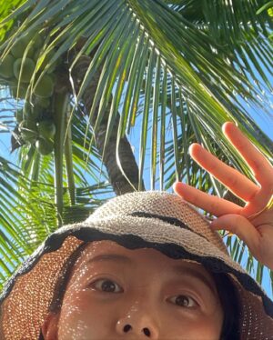 Jeon So-min Instagram - 💚🖤🌴👒