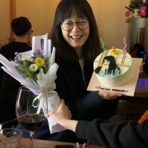 Jeon So-min Instagram - 다각의 나. 내가 얼마나 행복한 표정을 짓는 사람인지 확인시켜 주는 이들……께 , 깊은 감사를 전합니다. 🫶 감사의 순간에 뒤늦게 부비적 부비적