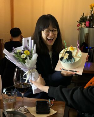 Jeon So-min Instagram - 다각의 나. 내가 얼마나 행복한 표정을 짓는 사람인지 확인시켜 주는 이들……께 , 깊은 감사를 전합니다. 🫶 감사의 순간에 뒤늦게 부비적 부비적