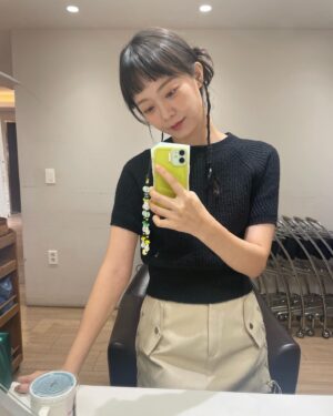 Jeon So-min Instagram - 🖤