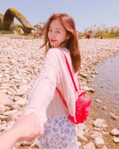 Jeon So-min Instagram - 조금 멀리 멀리 있는 나~ 🌱