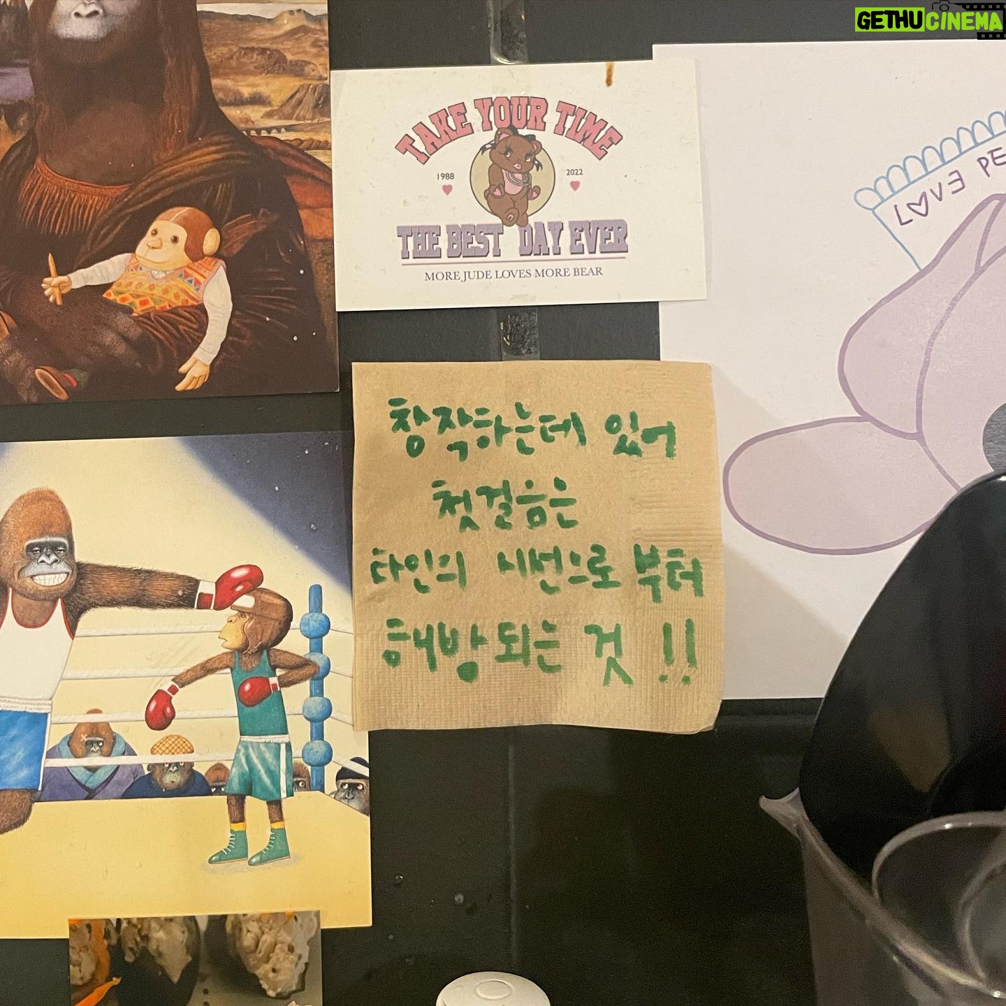 Jeon So-min Instagram - 커피를 내리고 음식을 만들며 타인의 시선으로 부터 해방을 외치는 언니의 마음이 사뭇 와닿던 순간.