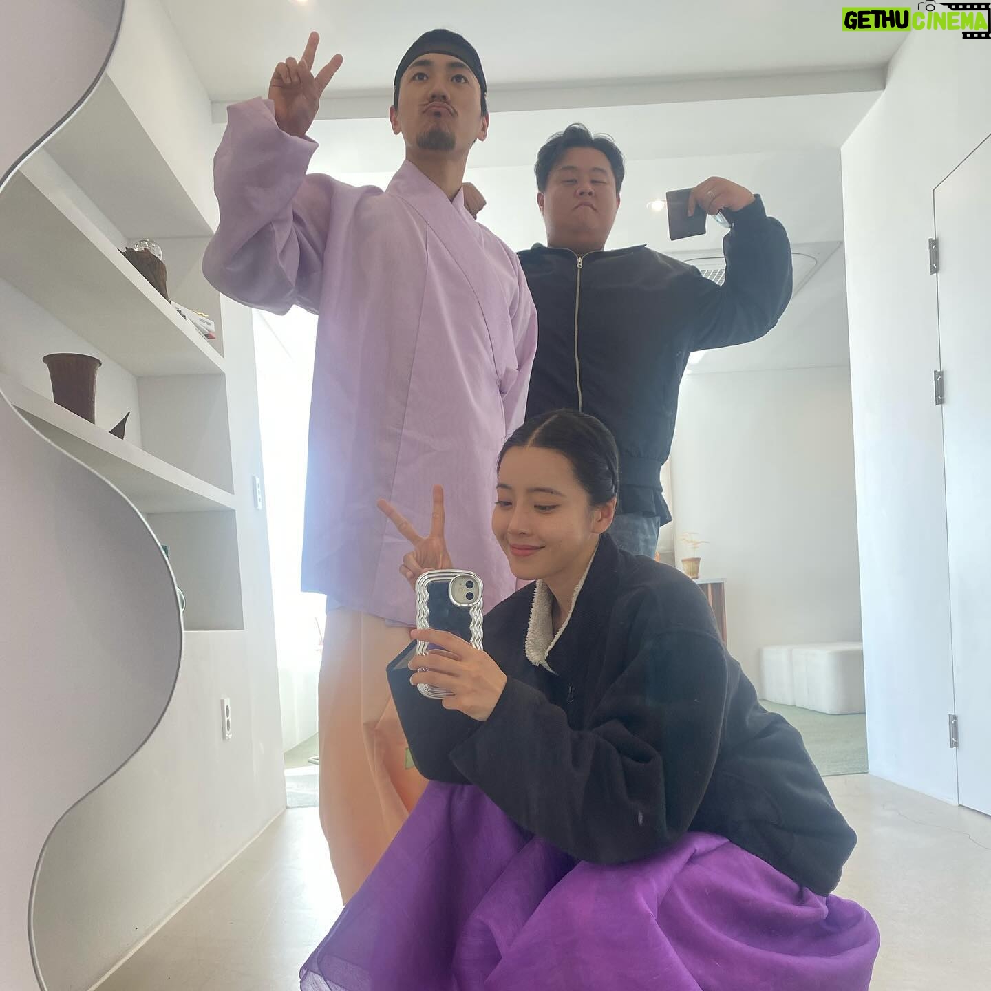 Jeong Sin-hye Instagram - 1-2 : 햇빛막으려다 인생샷 건졌다. 역시 @jinwoo_k88 🙏🫶🏻 3 : 그네 같이 탄 김🏠 선비님과 연준 매니저님과 함께💪🏻 4 : 늘 예쁘게 해주는 예쁜 민정이랑✌🏻 5 : 전년도 챔피언의 여유 6-7-8 : 해맑았다가 점점 비장해짐 오늘도 #혼례대첩 본방사수 많이 부탁드립니다💕 #kbs2월화9시45분 #thematchmakers