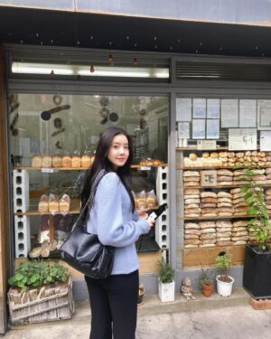 Jeong Sin-hye Instagram - 浩然之氣 , 꽃놀이 마실🌸
