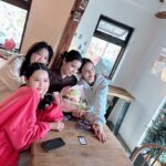 Jeong Sin-hye Instagram - 모자라고 부족한 나를 언니라고 따라줬던 우리 지원이 보민이. 언니지만 격없이 다가와준 내 친구 환희 언니. 너희는 사랑이야- 집에 와서 너희가 준비해 준 꽃이랑 카드 보니까 뒤늦게 울컥한다, 사랑해🩷 다들 마지막까지 화이팅이야