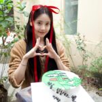 Jeong Sin-hye Instagram - 연향초 5학년 3반에서부터 서른,, 아니 스물아홉이 된 지금까지 사랑하는 당신들 앞으로도 검은머리 파뿌리 될 때까지 함께해줘🫶🏻🖤🤍🎂