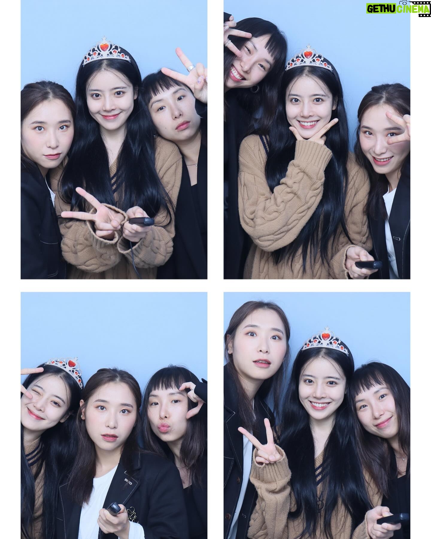 Jeong Sin-hye Instagram - 연향초 5학년 3반에서부터 서른,, 아니 스물아홉이 된 지금까지 사랑하는 당신들 앞으로도 검은머리 파뿌리 될 때까지 함께해줘🫶🏻🖤🤍🎂