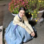 Jeong Sin-hye Instagram - 💖맹자매의 초파일 유랑기💖 1. 두리맹의 금손 사진 실력으로 건졌다. 2. 충동구매한 우정시계 3. 장난감 신중하게 구경하는거 ㄱㅇㅇ.. 4. 삼순이 시계 잘 맞춰주고 본인거는 못맞춘 앞뒤 안맞는 하나 5. 여주댁의 작전지시 기다리는 세자맹 6. 기분오지는 두리맹🤟🏻 7. @jinwoo_k88 🫶🏻💖 8. 가족사진💟 오늘도 재밌을거에요-! 본방사수 많관부💟 #혼례대첩 #kbs2월화9시45분 #thematchmakers