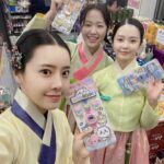 Jeong Sin-hye Instagram - 💖맹자매의 초파일 유랑기💖 1. 두리맹의 금손 사진 실력으로 건졌다. 2. 충동구매한 우정시계 3. 장난감 신중하게 구경하는거 ㄱㅇㅇ.. 4. 삼순이 시계 잘 맞춰주고 본인거는 못맞춘 앞뒤 안맞는 하나 5. 여주댁의 작전지시 기다리는 세자맹 6. 기분오지는 두리맹🤟🏻 7. @jinwoo_k88 🫶🏻💖 8. 가족사진💟 오늘도 재밌을거에요-! 본방사수 많관부💟 #혼례대첩 #kbs2월화9시45분 #thematchmakers