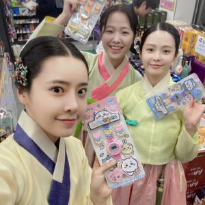 Jeong Sin-hye Instagram - 💖맹자매의 초파일 유랑기💖
1. 두리맹의 금손 사진 실력으로 건졌다.
2. 충동구매한 우정시계
3. 장난감 신중하게 구경하는거 ㄱㅇㅇ..
4. 삼순이 시계 잘 맞춰주고 본인거는 못맞춘 앞뒤 안맞는 하나
5. 여주댁의 작전지시 기다리는 세자맹
6. 기분오지는 두리맹🤟🏻
7. @jinwoo_k88 🫶🏻💖 
8. 가족사진💟

오늘도 재밌을거에요-!
본방사수 많관부💟
#혼례대첩
#kbs2월화9시45분 
#thematchmakers