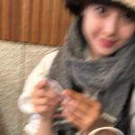 Jeong Sin-hye Instagram - 💖 1. 그냥 서로가 제일 웃긴 한수아랑 정신혜 2. 생일선물과 카드 받고 감동받은 소라게 3. 너무 감동받아서 흔들렸나 4. 선글라스에 어울리는 엣지 있는 포즈 5. 오늘 많이 예뻤던 수아 6. 저 포즈로 찍자고 해놓고 터치 못해서 사진 못 건진 이모 두 명