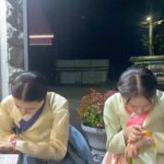 Jeong Sin-hye Instagram - 💖맹자매의 초파일 유랑기💖 1. 두리맹의 금손 사진 실력으로 건졌다. 2. 충동구매한 우정시계 3. 장난감 신중하게 구경하는거 ㄱㅇㅇ.. 4. 삼순이 시계 잘 맞춰주고 본인거는 못맞춘 앞뒤 안맞는 하나 5. 여주댁의 작전지시 기다리는 세자맹 6. 기분오지는 두리맹🤟🏻 7. @jinwoo_k88 🫶🏻💖 8. 가족사진💟 오늘도 재밌을거에요-! 본방사수 많관부💟 #혼례대첩 #kbs2월화9시45분 #thematchmakers