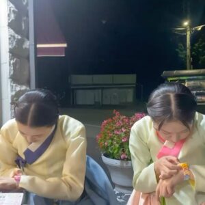 Jeong Sin-hye Instagram - 💖맹자매의 초파일 유랑기💖
1. 두리맹의 금손 사진 실력으로 건졌다.
2. 충동구매한 우정시계
3. 장난감 신중하게 구경하는거 ㄱㅇㅇ..
4. 삼순이 시계 잘 맞춰주고 본인거는 못맞춘 앞뒤 안맞는 하나
5. 여주댁의 작전지시 기다리는 세자맹
6. 기분오지는 두리맹🤟🏻
7. @jinwoo_k88 🫶🏻💖 
8. 가족사진💟

오늘도 재밌을거에요-!
본방사수 많관부💟
#혼례대첩
#kbs2월화9시45분 
#thematchmakers