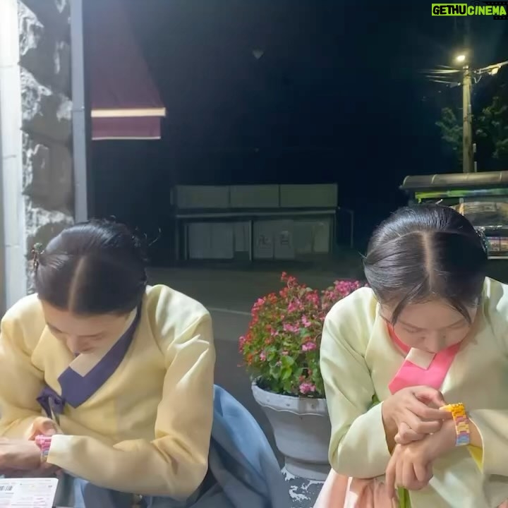 Jeong Sin-hye - 20.6K Likes - 💖맹자매의 초파일 유랑기💖
1. 두리맹의 금손 사진 실력으로 건졌다.
2. 충동구매한 우정시계
3. 장난감 신중하게 구경하는거 ㄱㅇㅇ..
4. 삼순이 시계 잘 맞춰주고 본인거는 못맞춘 앞뒤 안맞는 하나
5. 여주댁의 작전지시 기다리는 세자맹
6. 기분오지는 두리맹🤟🏻
7. @jinwoo_k88 🫶🏻💖
8. 가족사진💟
오늘도 재밌을거에요-!
본방사수 많관부💟
#혼례대첩
#kbs2월화9시45분
#thematchmakers