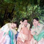 Jeong Sin-hye Instagram - 💖맹자매의 초파일 유랑기💖 1. 두리맹의 금손 사진 실력으로 건졌다. 2. 충동구매한 우정시계 3. 장난감 신중하게 구경하는거 ㄱㅇㅇ.. 4. 삼순이 시계 잘 맞춰주고 본인거는 못맞춘 앞뒤 안맞는 하나 5. 여주댁의 작전지시 기다리는 세자맹 6. 기분오지는 두리맹🤟🏻 7. @jinwoo_k88 🫶🏻💖 8. 가족사진💟 오늘도 재밌을거에요-! 본방사수 많관부💟 #혼례대첩 #kbs2월화9시45분 #thematchmakers