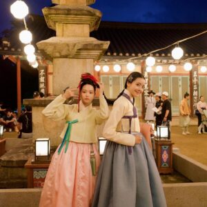 Jeong Sin-hye Instagram - 💖맹자매의 초파일 유랑기💖
1. 두리맹의 금손 사진 실력으로 건졌다.
2. 충동구매한 우정시계
3. 장난감 신중하게 구경하는거 ㄱㅇㅇ..
4. 삼순이 시계 잘 맞춰주고 본인거는 못맞춘 앞뒤 안맞는 하나
5. 여주댁의 작전지시 기다리는 세자맹
6. 기분오지는 두리맹🤟🏻
7. @jinwoo_k88 🫶🏻💖 
8. 가족사진💟

오늘도 재밌을거에요-!
본방사수 많관부💟
#혼례대첩
#kbs2월화9시45분 
#thematchmakers