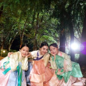 Jeong Sin-hye Instagram - 💖맹자매의 초파일 유랑기💖
1. 두리맹의 금손 사진 실력으로 건졌다.
2. 충동구매한 우정시계
3. 장난감 신중하게 구경하는거 ㄱㅇㅇ..
4. 삼순이 시계 잘 맞춰주고 본인거는 못맞춘 앞뒤 안맞는 하나
5. 여주댁의 작전지시 기다리는 세자맹
6. 기분오지는 두리맹🤟🏻
7. @jinwoo_k88 🫶🏻💖 
8. 가족사진💟

오늘도 재밌을거에요-!
본방사수 많관부💟
#혼례대첩
#kbs2월화9시45분 
#thematchmakers