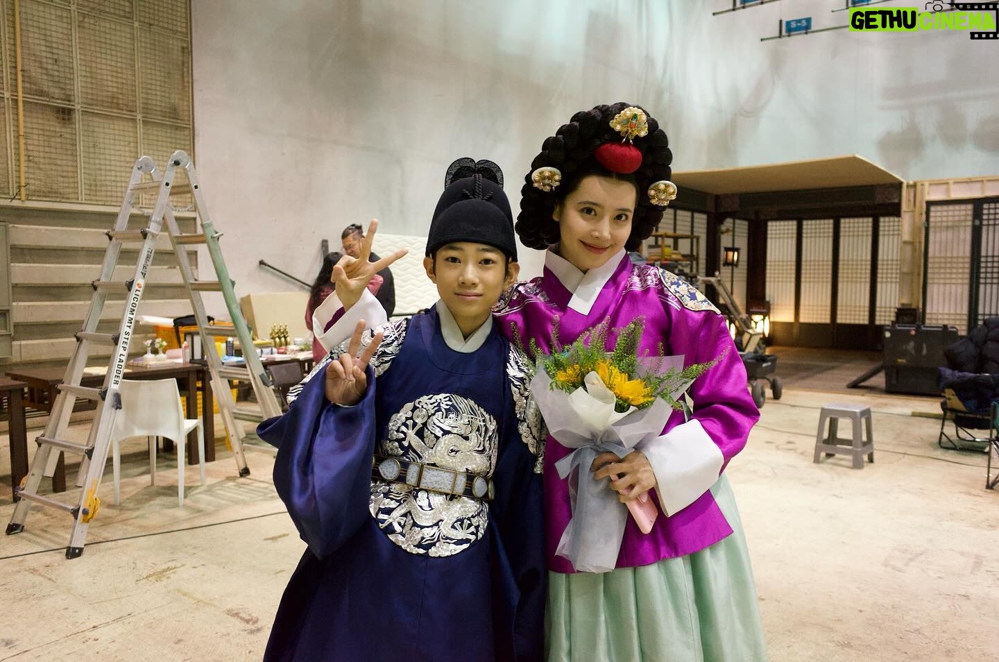 Jeong Sin-hye Instagram - 올 한 해 사진첩은 혼례대첩이 다 차지했을만큼 정말 추억과 애정이 많이 남은 작품이 이제 끝이 났네요. 함께 만들어간 모든 분들과 그 과정을 함께 할 수 있어서 영광이었고 감사했습니다. 그리고 시청해주신 모든 분들께 진심으로 감사합니다🙇🏻♀️♥️ 그럼 하나는 이제 그만 물러가겠습니다💟