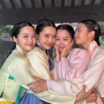 Jeong Sin-hye Instagram – 올 한 해 사진첩은 혼례대첩이 다 차지했을만큼
정말 추억과 애정이 많이 남은 작품이 이제 끝이 났네요.
함께 만들어간 모든 분들과 그 과정을 함께 할 수 있어서 
영광이었고 감사했습니다.
그리고 시청해주신 모든 분들께 진심으로 감사합니다🙇🏻‍♀️♥️
그럼 하나는 이제 그만 물러가겠습니다💟