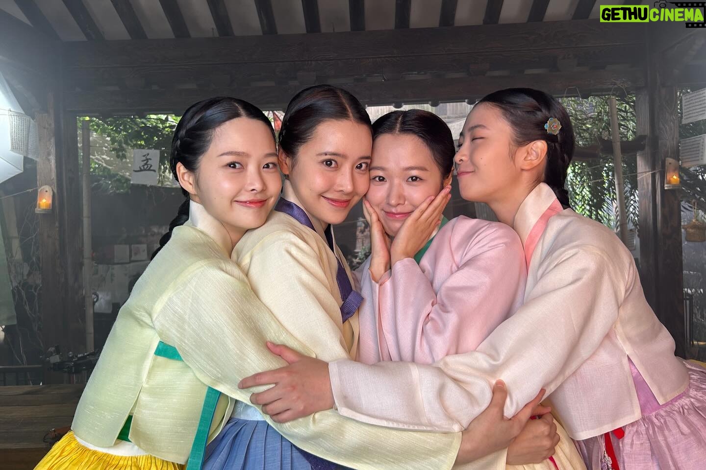 Jeong Sin-hye Instagram - 올 한 해 사진첩은 혼례대첩이 다 차지했을만큼 정말 추억과 애정이 많이 남은 작품이 이제 끝이 났네요. 함께 만들어간 모든 분들과 그 과정을 함께 할 수 있어서 영광이었고 감사했습니다. 그리고 시청해주신 모든 분들께 진심으로 감사합니다🙇🏻♀️♥️ 그럼 하나는 이제 그만 물러가겠습니다💟