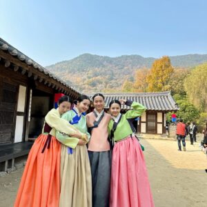 Jeong Sin-hye Instagram - <우당탕탕 합동혼례 추억 사진전>
우당탕탕-즐거웠던 그 날👰🏻‍♀️🤵🏻♥️ ⚡️
조금 이따 함께 본방사수 하러 오셔요💟

#혼례대첩
#kbs2월화9시45분 
#thematchmakers