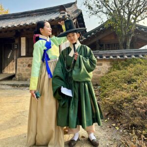 Jeong Sin-hye Instagram - <우당탕탕 합동혼례 추억 사진전>
우당탕탕-즐거웠던 그 날👰🏻‍♀️🤵🏻♥️ ⚡️
조금 이따 함께 본방사수 하러 오셔요💟

#혼례대첩
#kbs2월화9시45분 
#thematchmakers