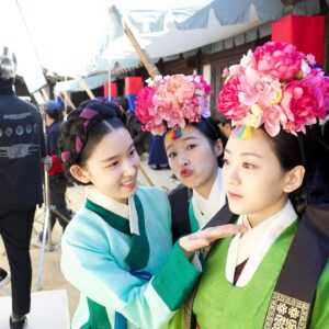 Jeong Sin-hye Instagram - <우당탕탕 합동혼례 추억 사진전>
우당탕탕-즐거웠던 그 날👰🏻‍♀️🤵🏻♥️ ⚡️
조금 이따 함께 본방사수 하러 오셔요💟

#혼례대첩
#kbs2월화9시45분 
#thematchmakers