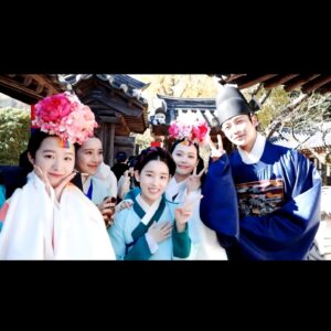 Jeong Sin-hye Instagram - <우당탕탕 합동혼례 추억 사진전>
우당탕탕-즐거웠던 그 날👰🏻‍♀️🤵🏻♥️ ⚡️
조금 이따 함께 본방사수 하러 오셔요💟

#혼례대첩
#kbs2월화9시45분 
#thematchmakers