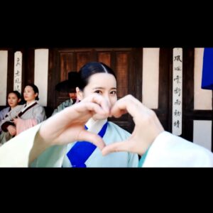 Jeong Sin-hye Instagram - <우당탕탕 합동혼례 추억 사진전>
우당탕탕-즐거웠던 그 날👰🏻‍♀️🤵🏻♥️ ⚡️
조금 이따 함께 본방사수 하러 오셔요💟

#혼례대첩
#kbs2월화9시45분 
#thematchmakers